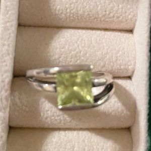 Size 6 sterling silver ring with green stone 💚